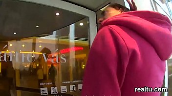 Худая телка пришла в магазин одежды